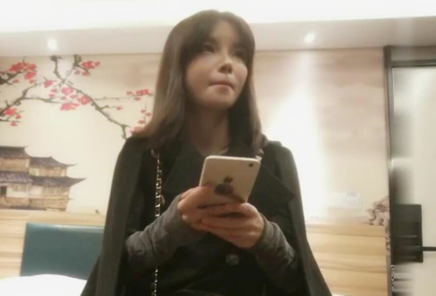 纹身男天价约 清纯天然 小改改想让她晚点走美女让他 8000元包 夜可以不 限次数 干